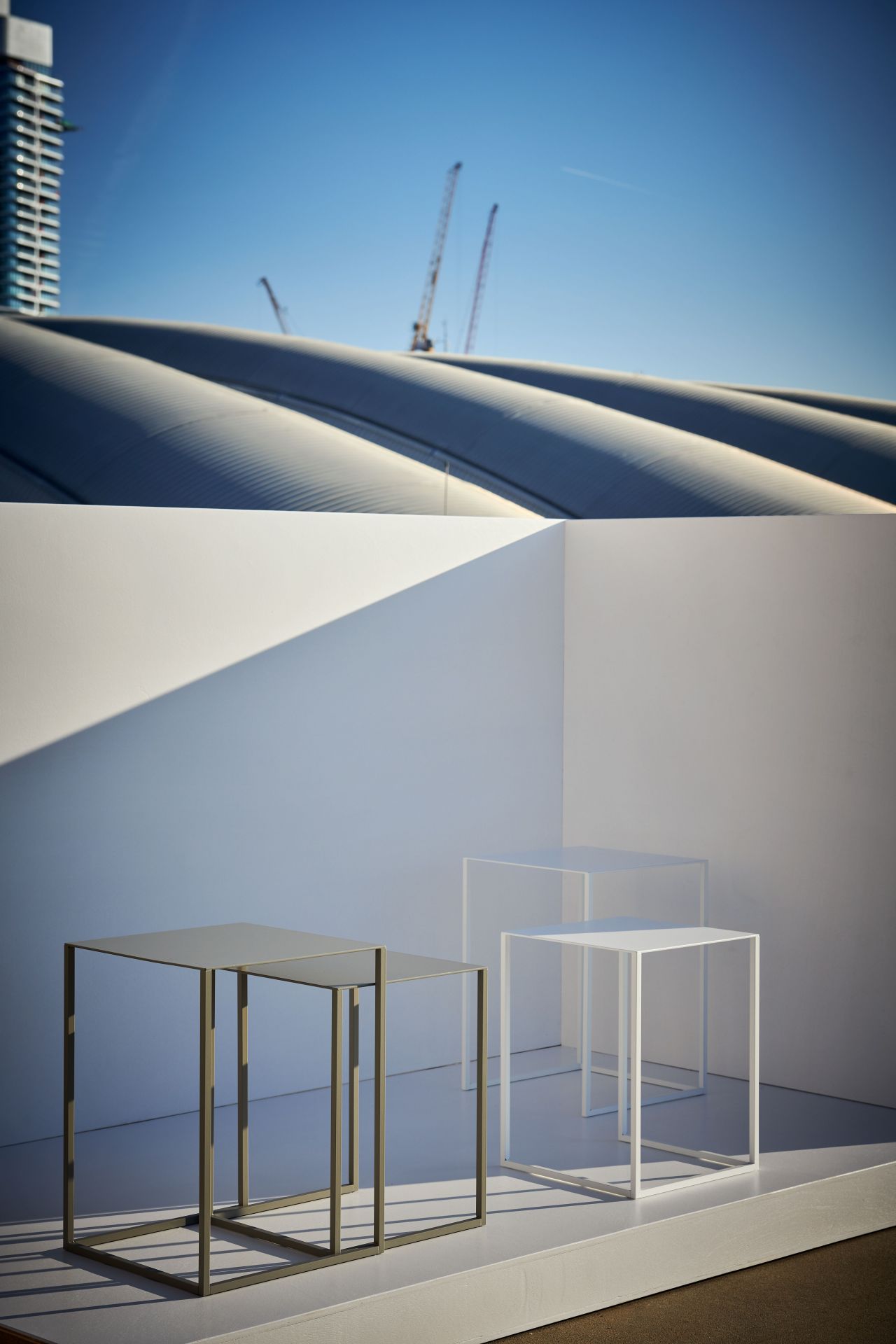 Pur Beistelltisch von Jan Kurtz, minimalistisches Design, Metallgestell in Grau und Weiß, moderne Wohnaccessoires.