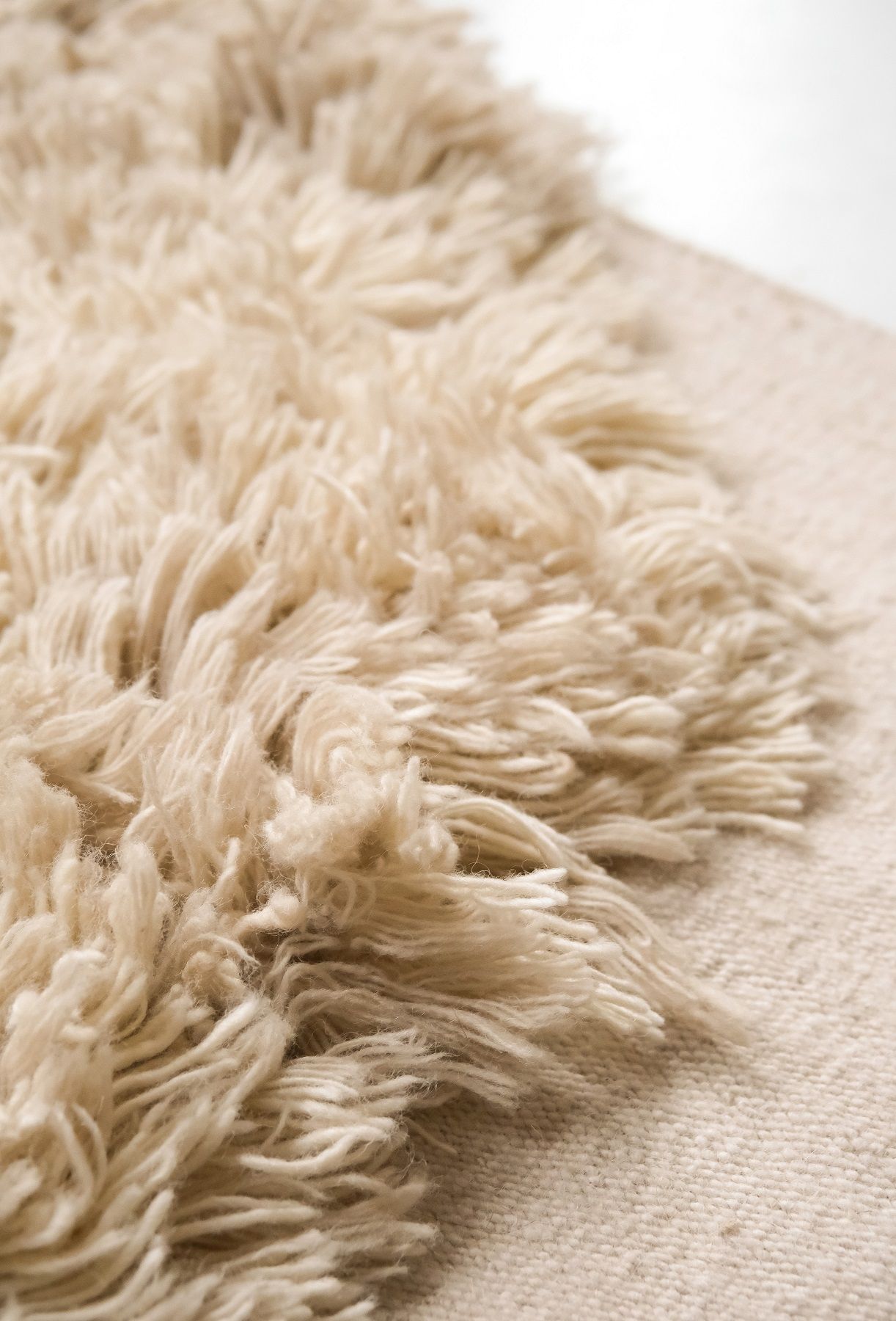 Detailaufnahme des Alga Rug Teppichs von Nanimarquina, zeigt die weiche Textur und das natürliche Design.