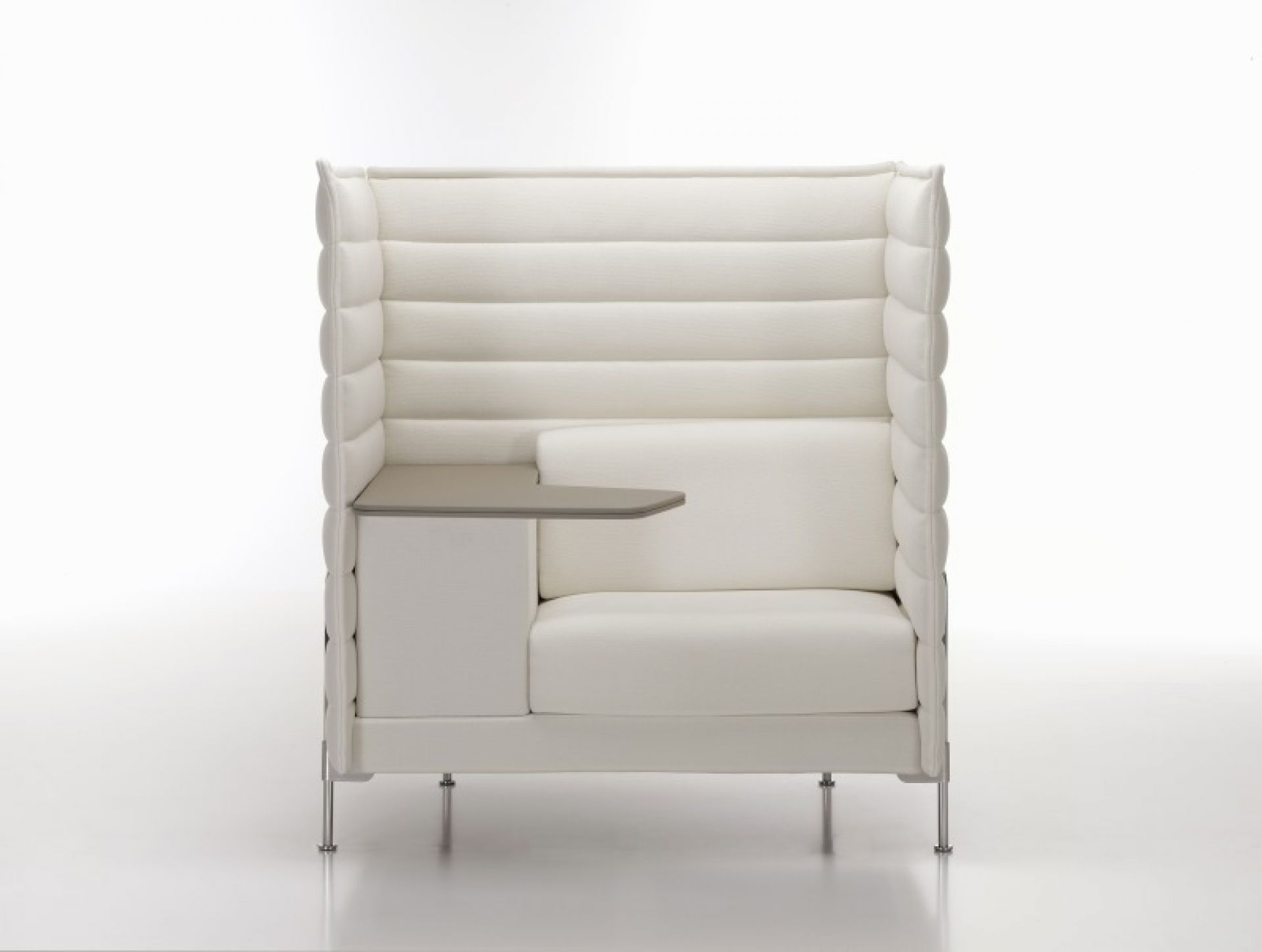 Weißer Alcove Highback Sessel von Vitra mit integriertem Tisch, ideal für konzentriertes Arbeiten.