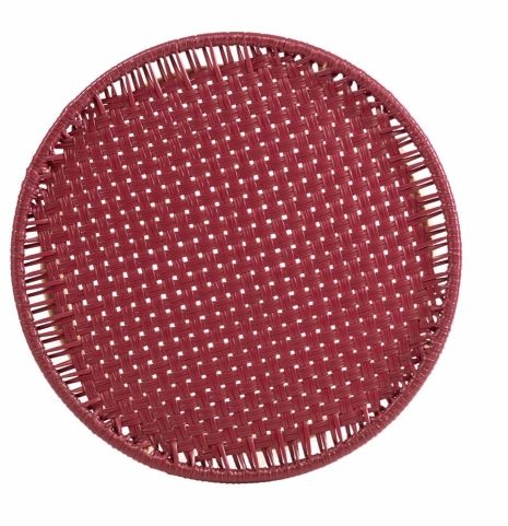 Detailaufnahme der Tischplatte des roten Circo Beistelltisches von ames, Outdoor-Möbel mit Flechtmuster.