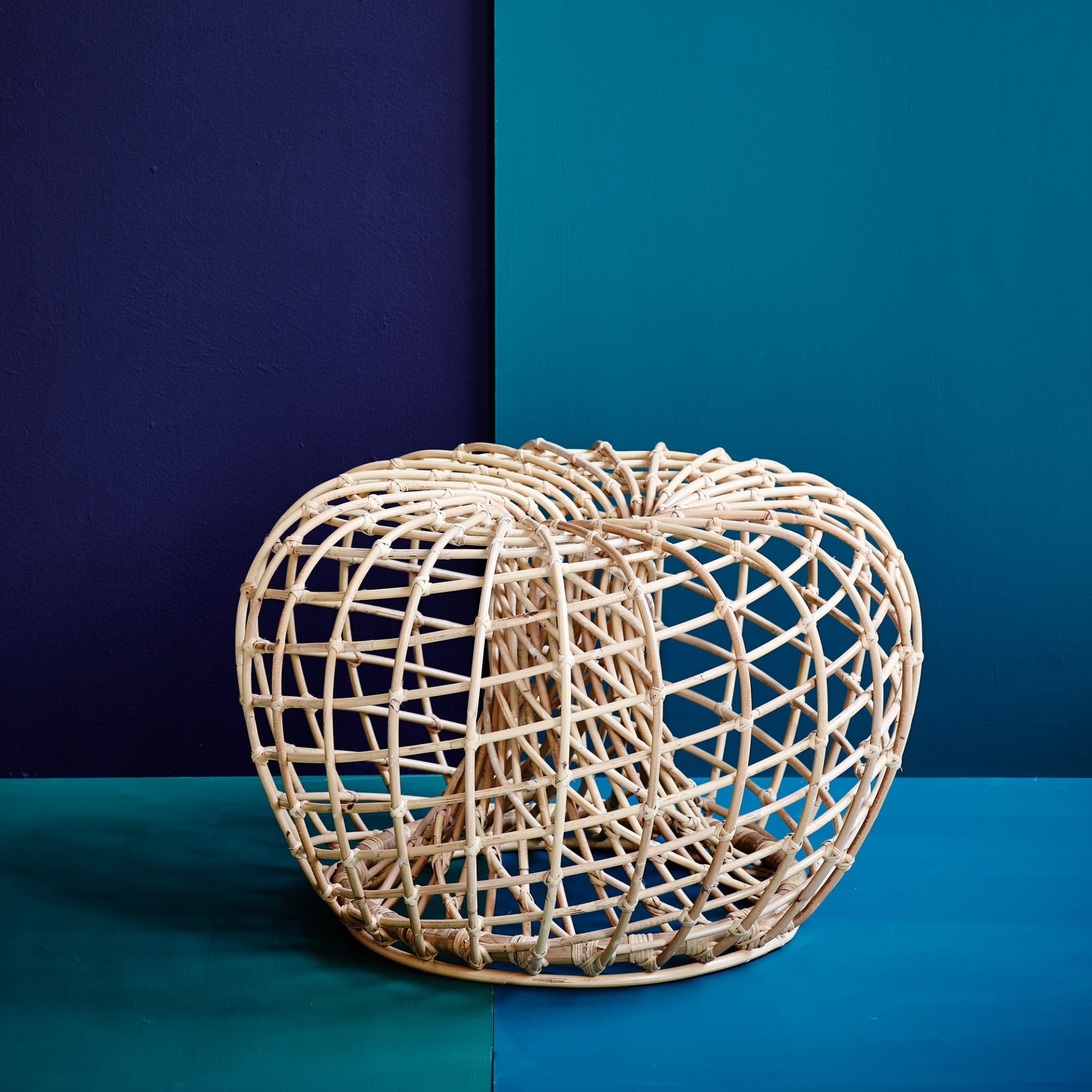 Nest Hocker von Cane-Line: Kleiner, runder Indoor Hocker aus Rattan mit Tischplatte aus Glas.