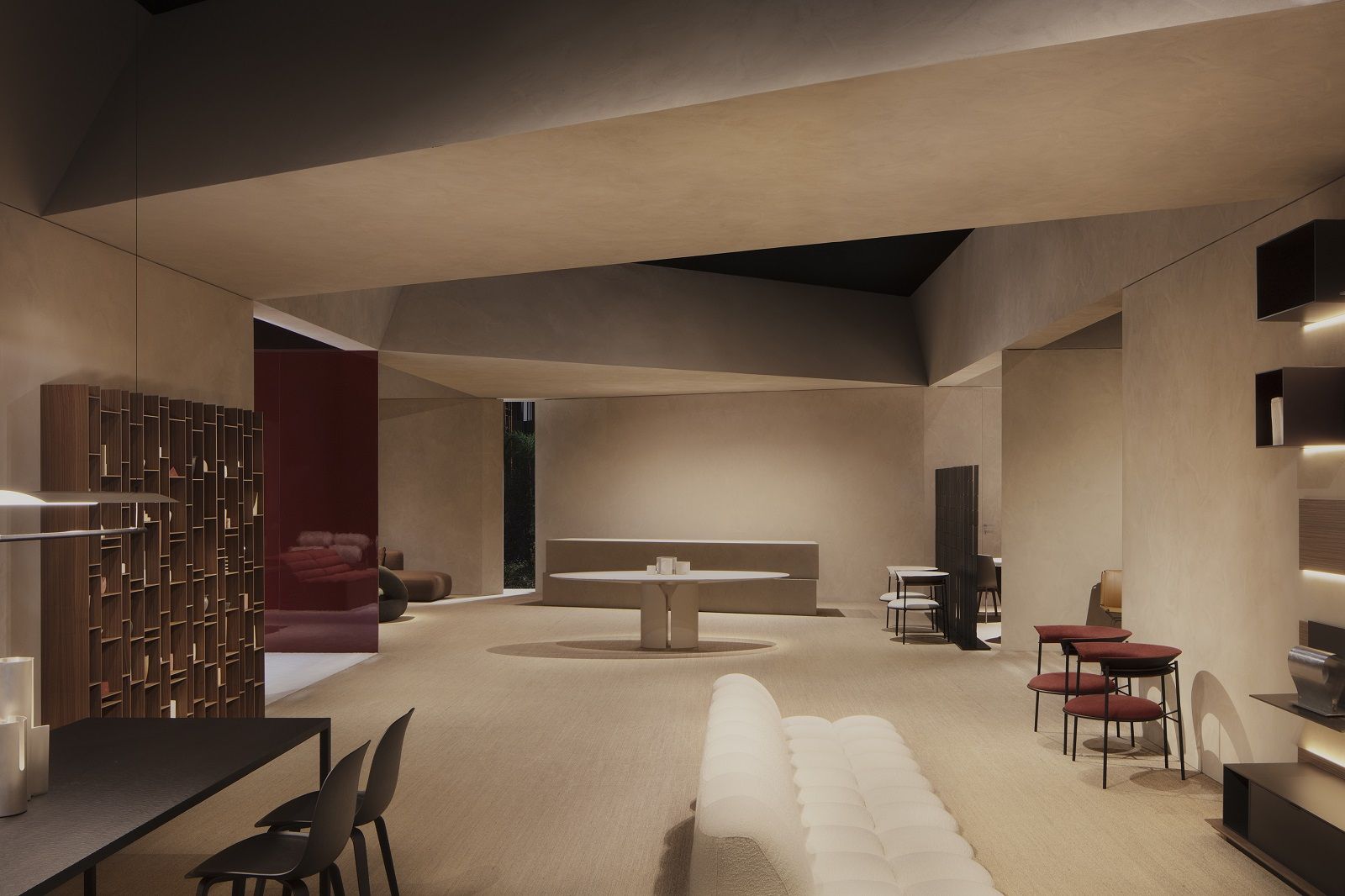 Helles Interieur mit modularem Sofa, Tisch, Stühlen und Regalen. Array Sofa System von MDF Italia.