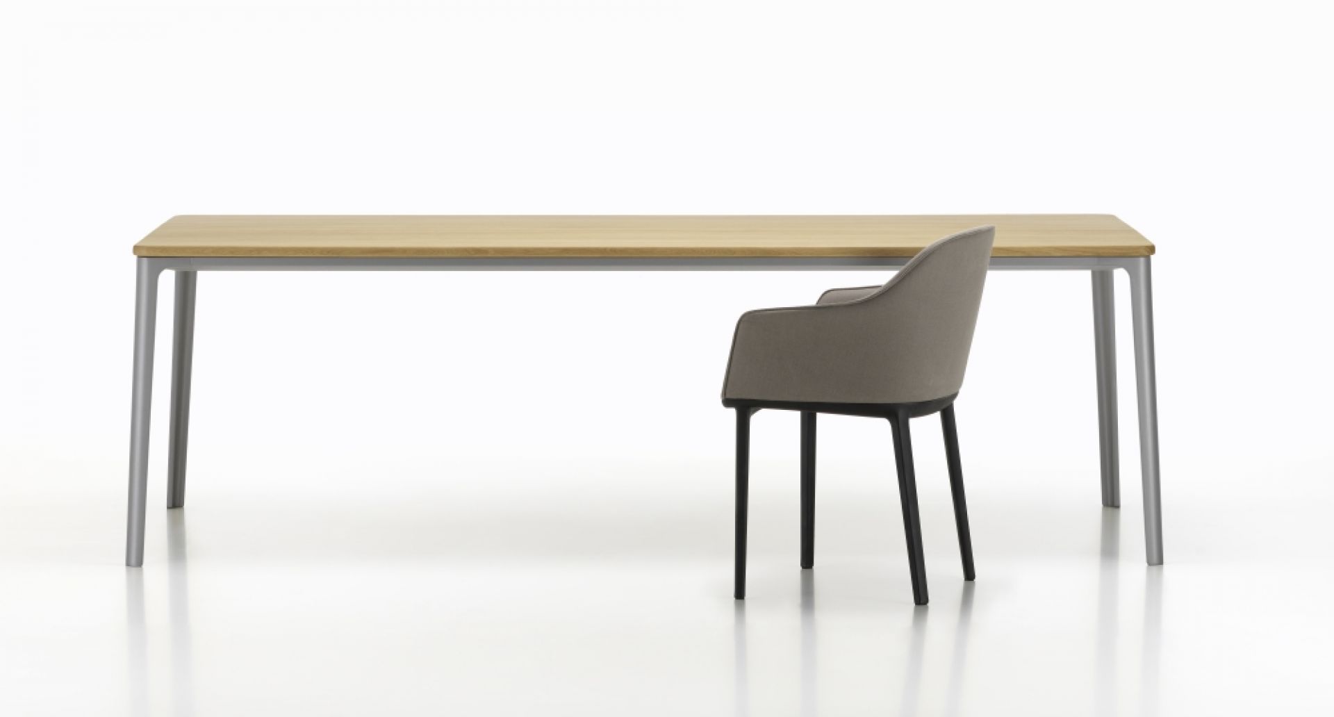 Plate Dining Table Esstisch von Vitra mit Holzplatte und grauem Stuhl vor weißem Hintergrund.