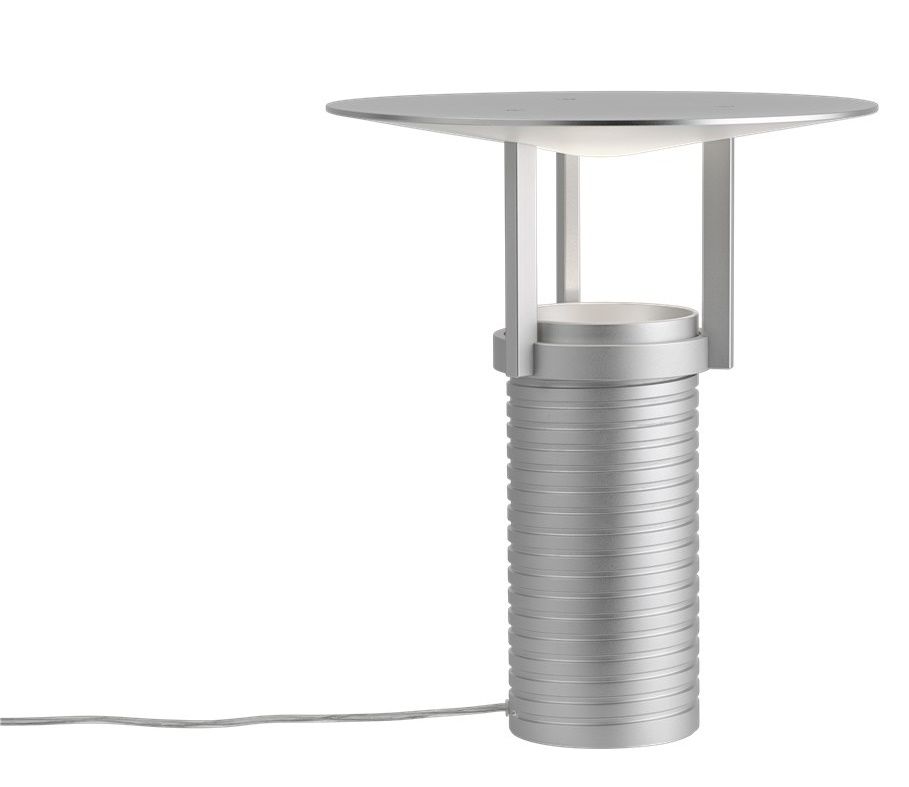 Silberne Set Table Lamp Tischleuchte von Muuto, moderne Nachttischlampe mit geriffeltem Sockel.