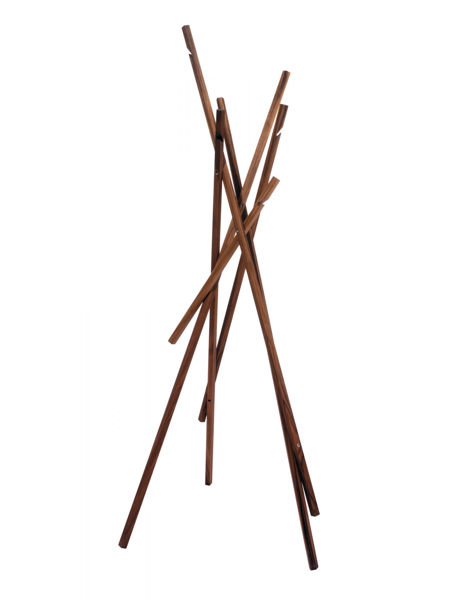 Schönbuch Sticks Garderobenständer aus Nussbaumholz. Moderner Kleiderständer mit schlanken, sich kreuzenden Holzstäben für Jacken und Mäntel.