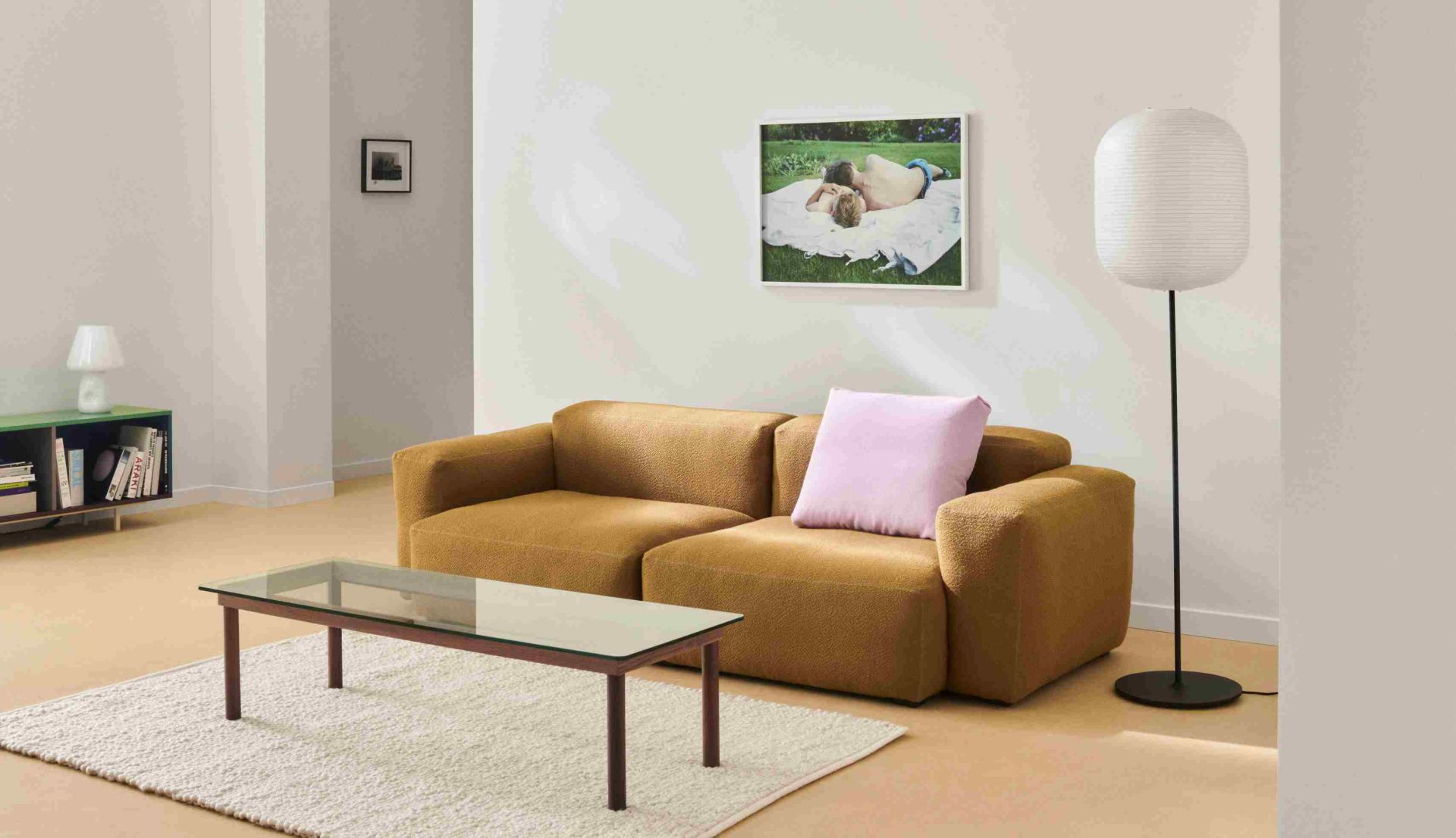 Beige Mags Sofa mit niedrigem Armlehne und Couchtisch in modernem Wohnzimmer.