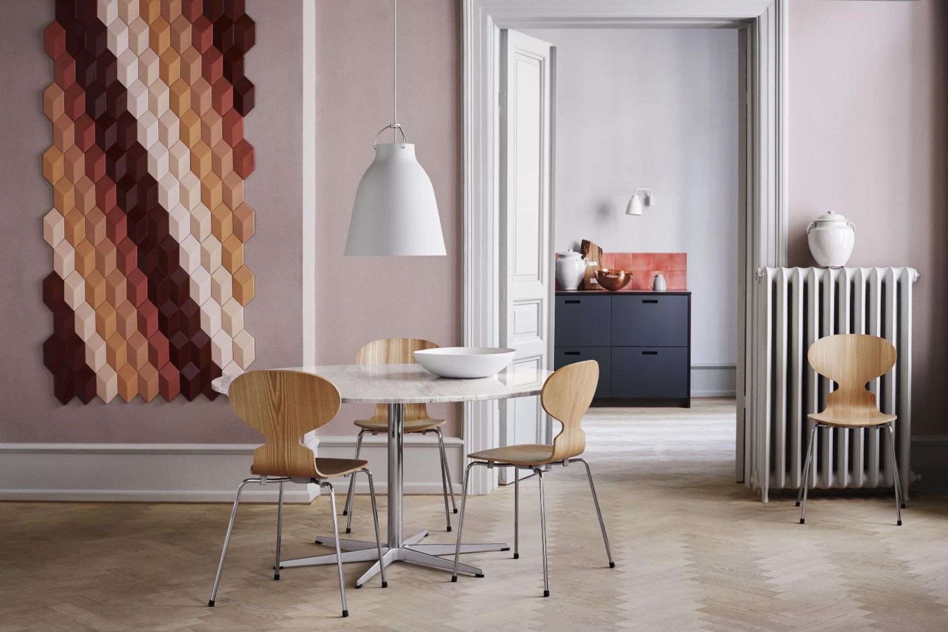 Esszimmer mit vier Fritz Hansen Ameise Stühlen und rundem Marmortisch, skandinavisches Design.