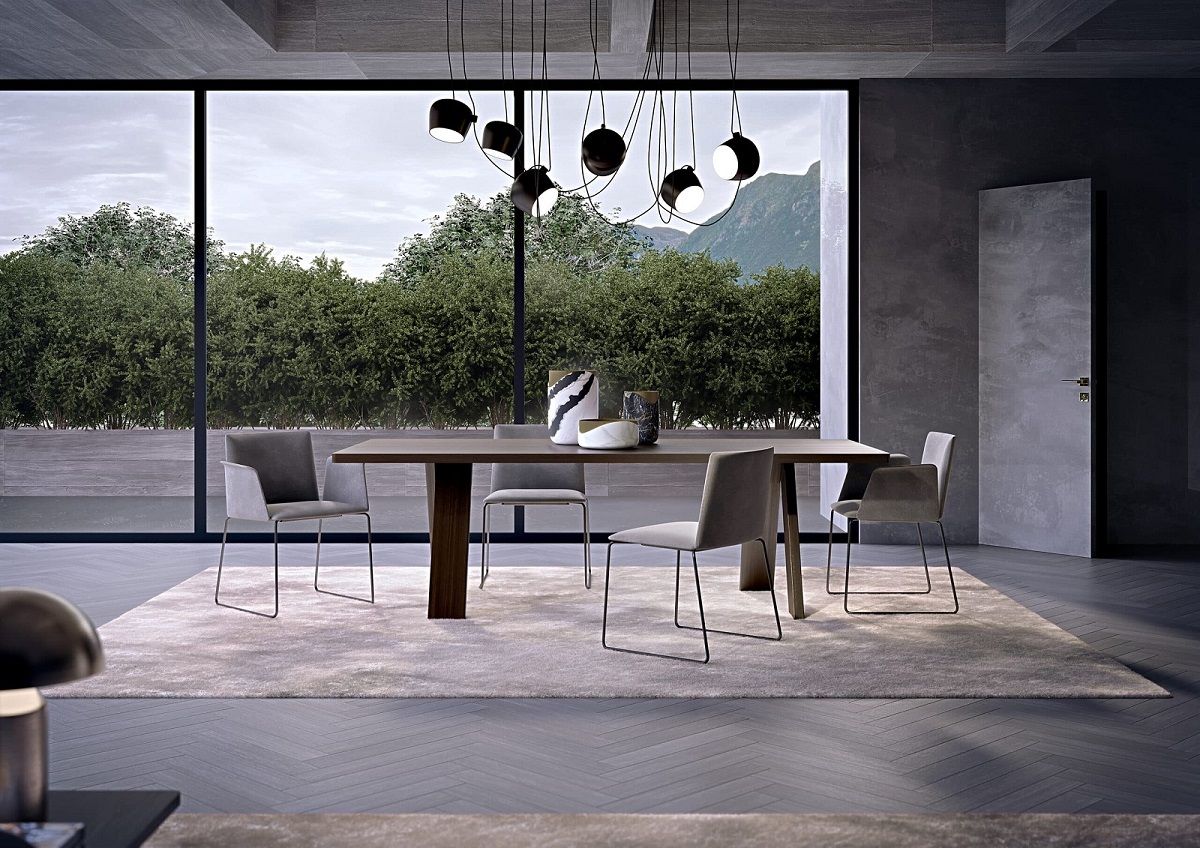 Artful Wood Table Holztisch Segis mit Stühlen und moderner Lampe vor Fenster.