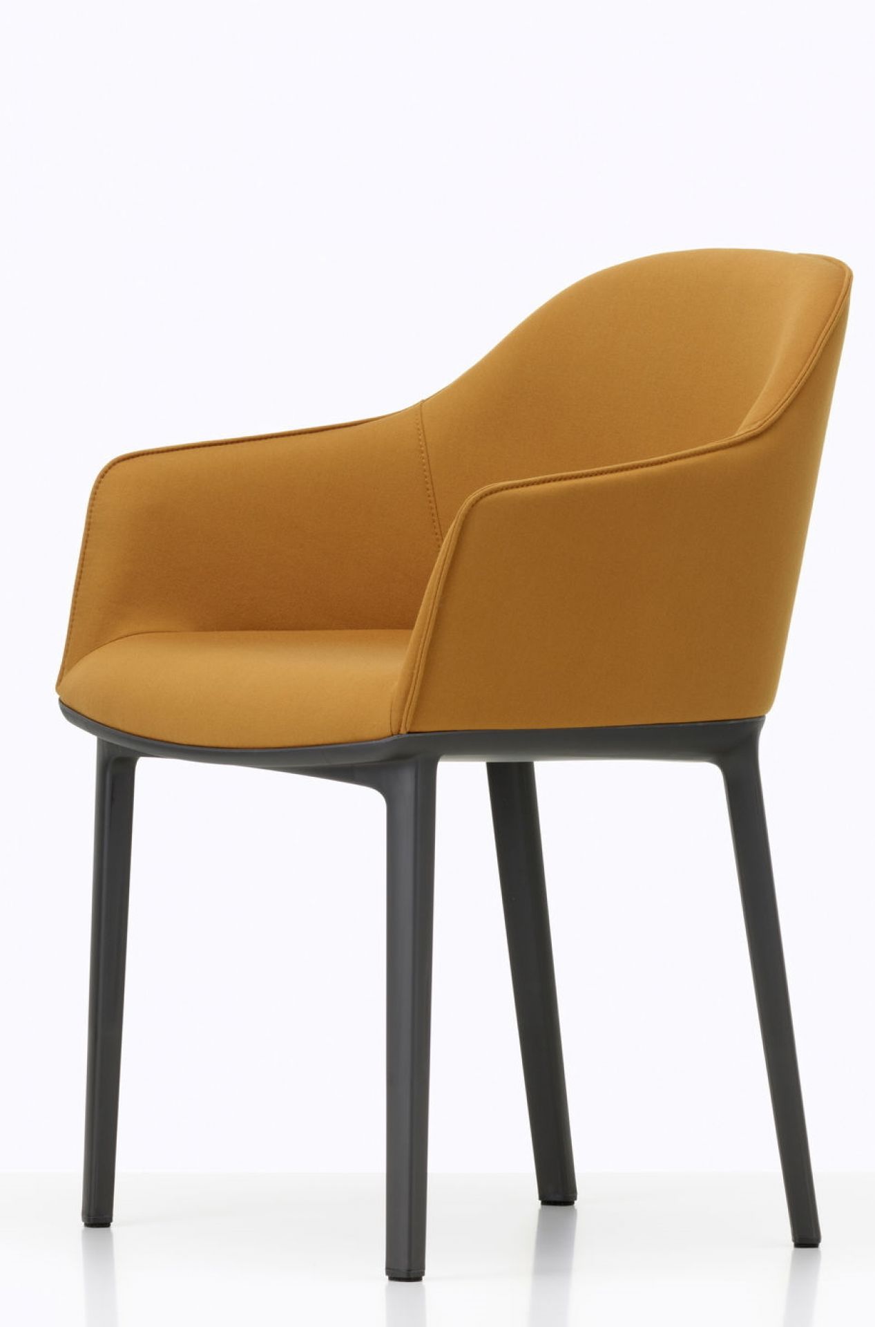 Goldener Softshell Chair von Vitra mit Vierfußgestell, ideal für Esszimmer und Büro.