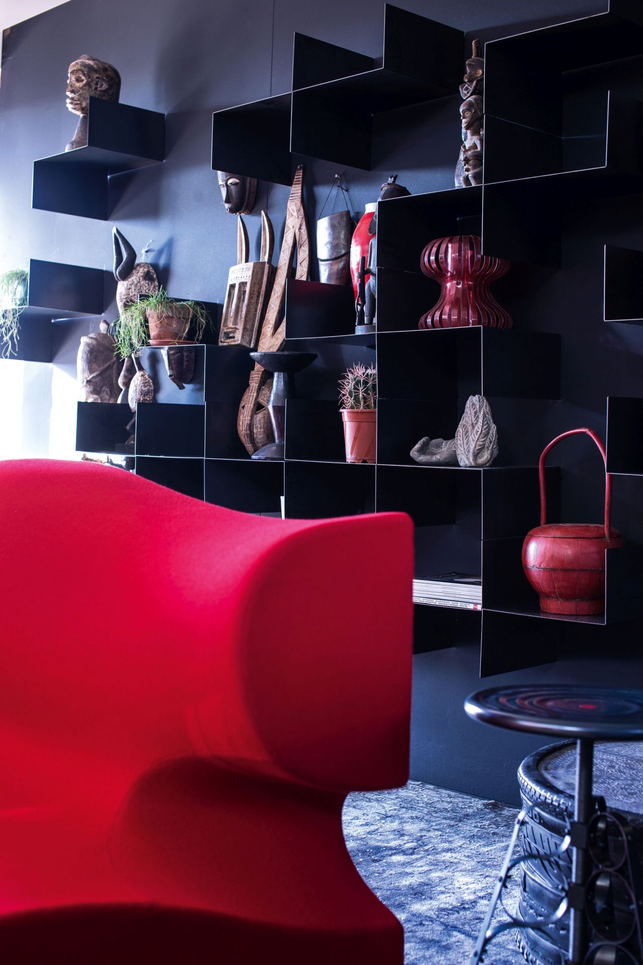 Schwarzes Z-Shelf von Moroso, ein 4er Set Wandregale, dekoriert mit Kunstobjekten und Pflanzen.