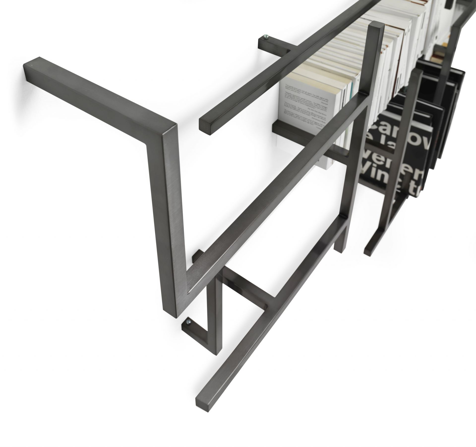 Antologia Wandregal von Mogg, modernes Design Bücherregal aus Metall, befüllt mit Büchern.