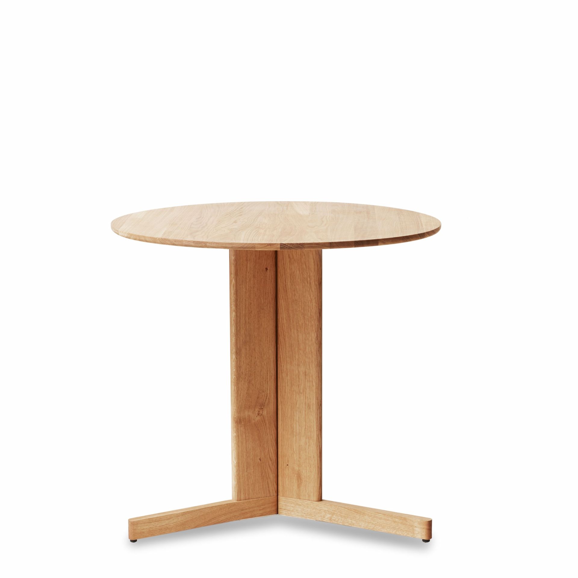 Trefoil Tisch von Form & Refine, runder Esstisch aus Eiche, weiß geölt, modernes Design.