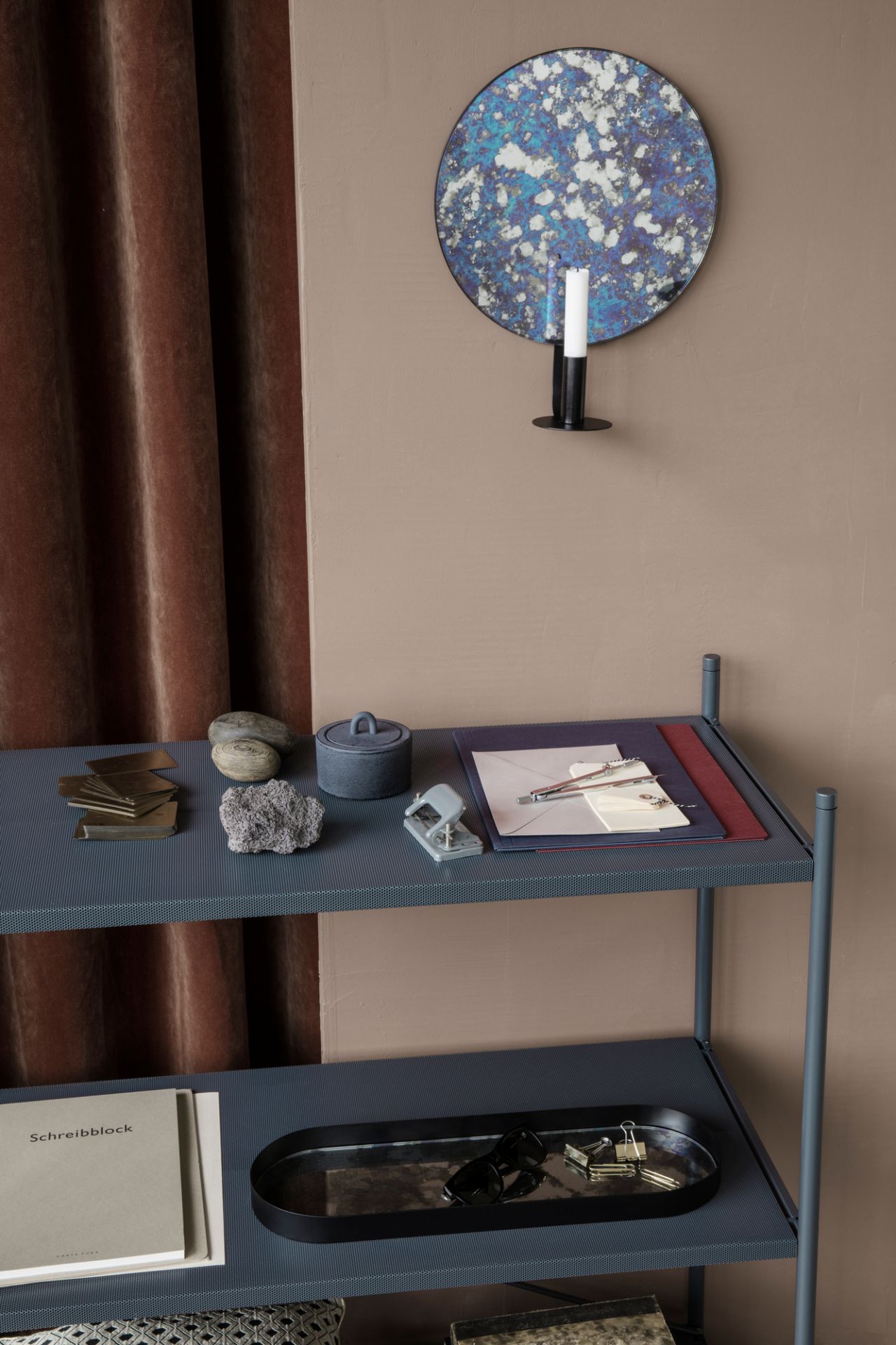 Nahaufnahme des Ferm Living Punctual Regals 2x2, mit Büroaccessoires dekoriert, modernes skandinavisches Design.