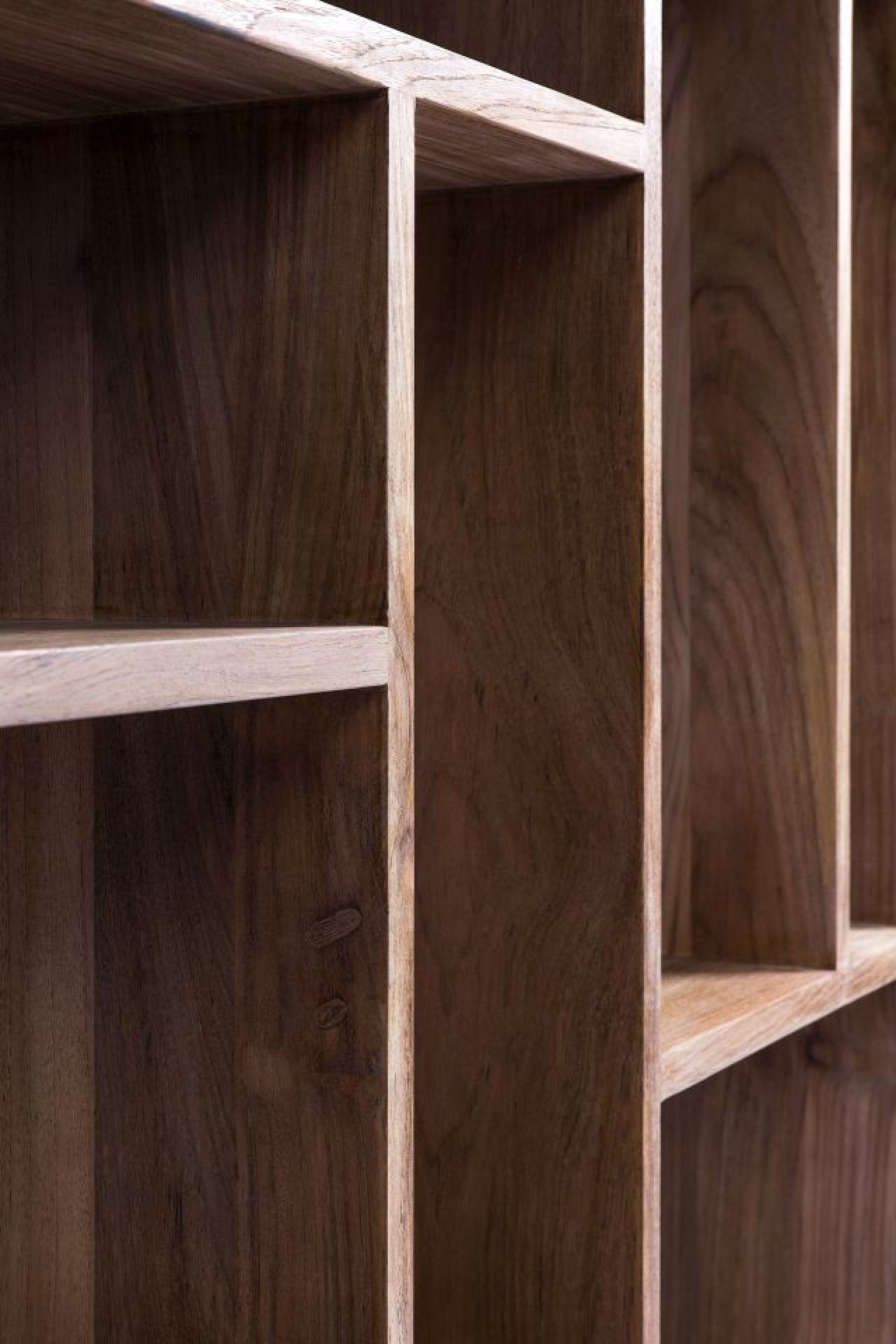 Detailaufnahme des Ethnicraft M Regals aus Teakholz, modernes Bücherregal für Wohnzimmer und Büro.