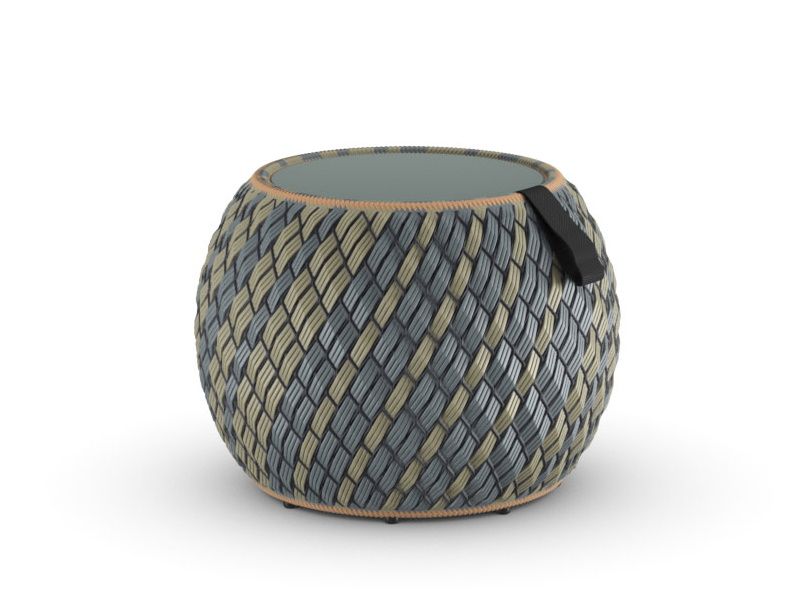 Dala Beistelltisch von Dedon: Runder, geflochtener Outdoor-Beistelltisch mit Glasplatte und Tragegriff.