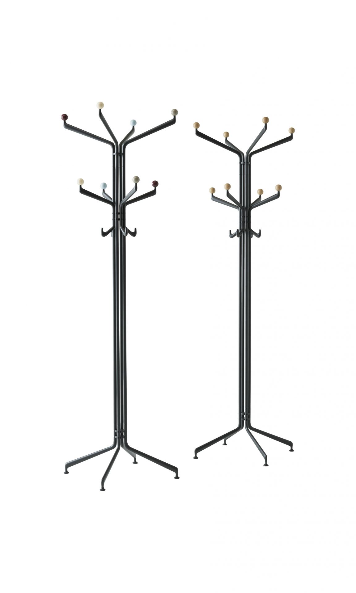 Zwei Capture SC77 Kleiderständer von AndTradition, moderne Garderobenständer aus Metall mit Holzkugeln.