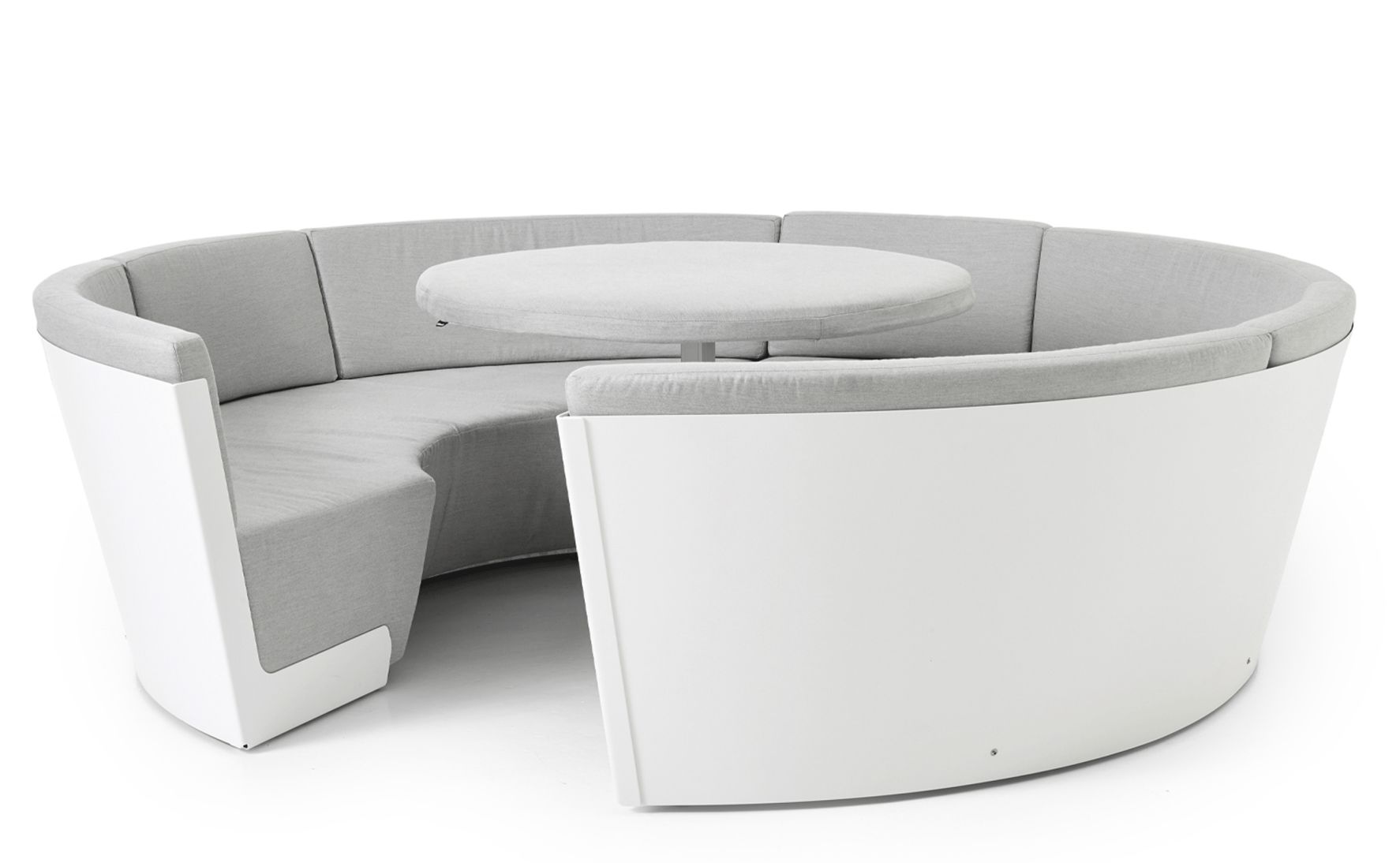 Kosmos Outdoor Sitzgruppe: Runde Sitzbank mit Tisch, weiße Verkleidung und graue Polsterung.