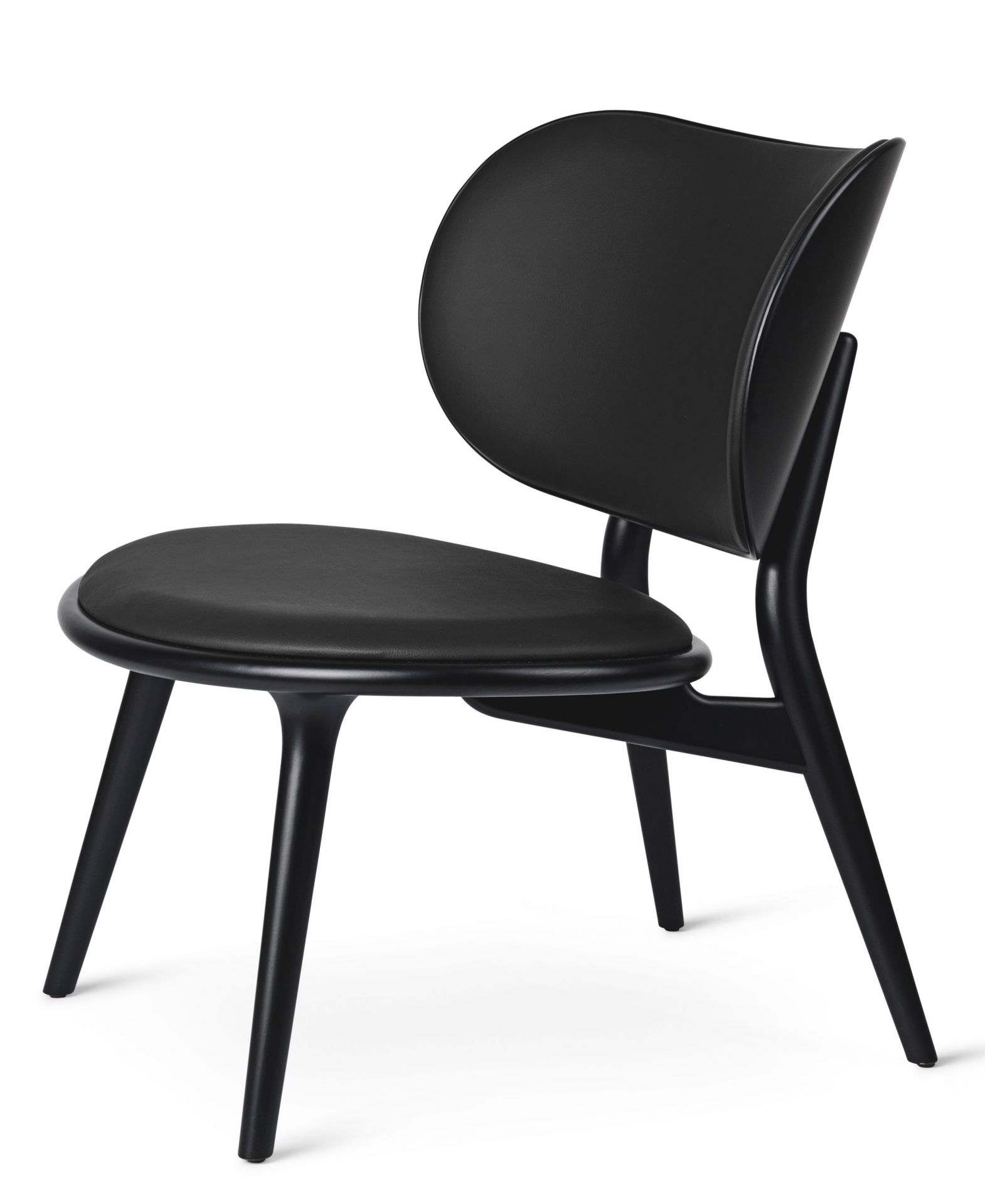 Schwarzer The Lounge Chair Stuhl von Mater mit geschwungener Rückenlehne und Sitzfläche aus Leder auf weißem Hintergrund.