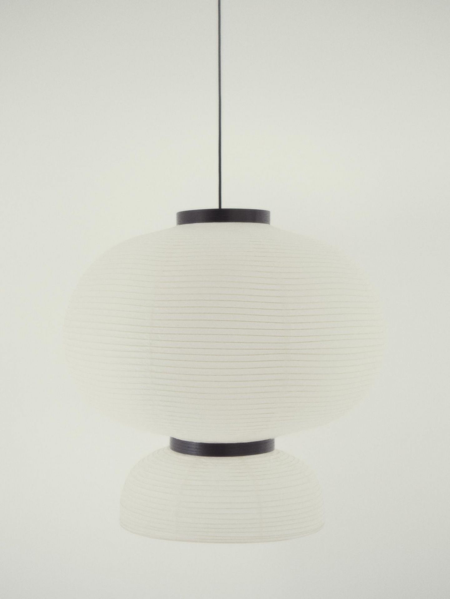 Weiße Formakami Hängeleuchte von AndTradition mit zwei Papierlaternen und dunklen Akzenten.