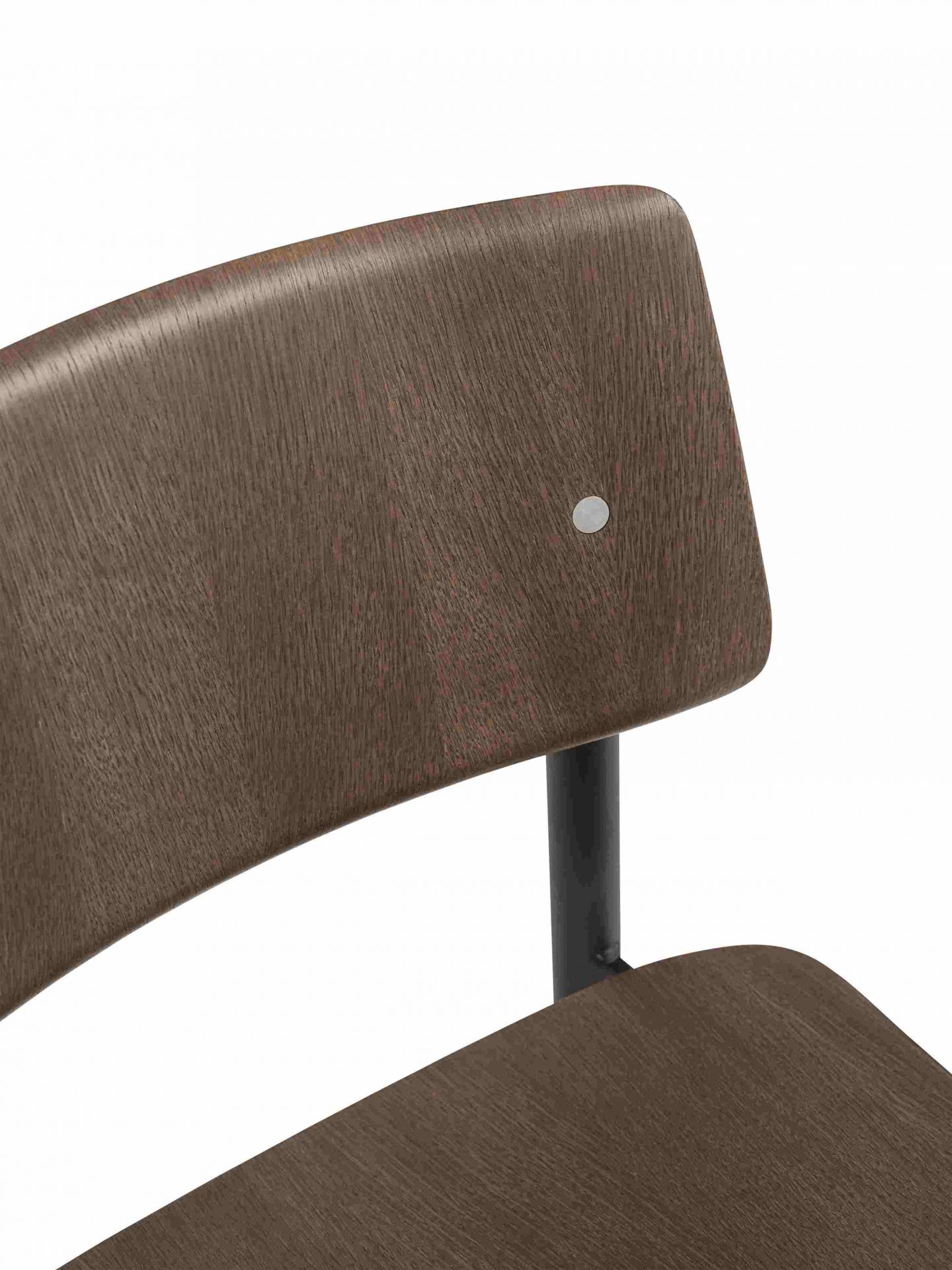 Detailaufnahme des Muuto Loft Chair Stuhls in Braun mit schwarzem Metallgestell.