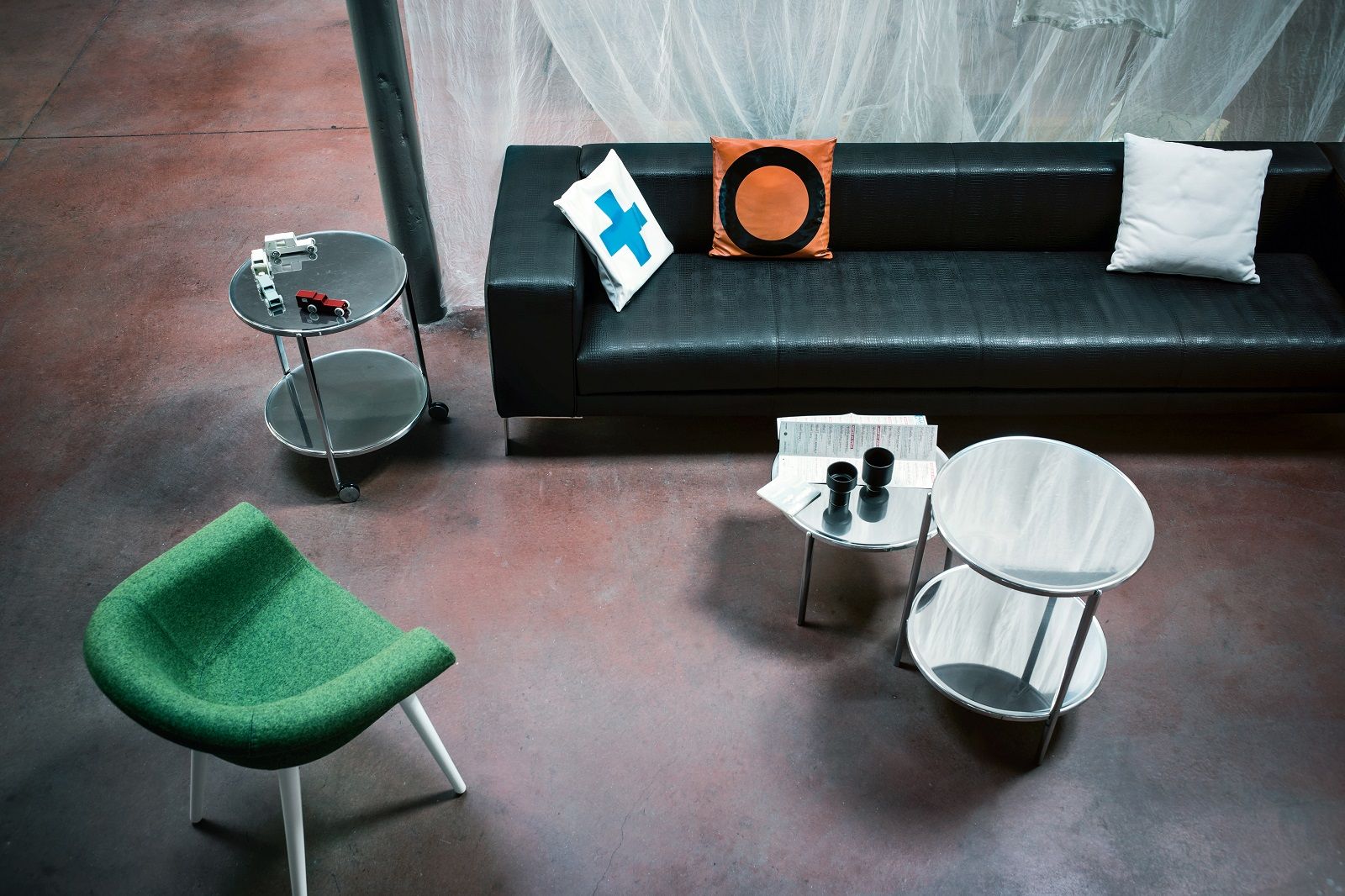 Magis Tambour Beistelltisch aus Chrom mit zwei Ebenen im modernen Wohnzimmer-Ambiente, kombiniert mit Sofa und Sessel.