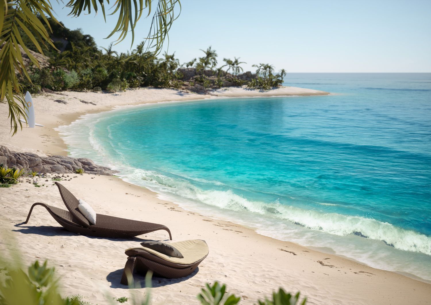 Dedon Leaf Sonnenliege auf weißem Sandstrand mit türkisfarbenem Meer und Palmen im Hintergrund.