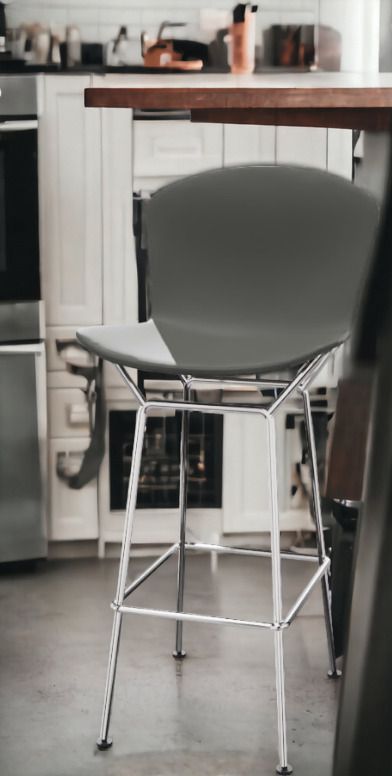 Bertoia Barhocker von Knoll International: Grauer Kunststoff-Sitz auf verchromtem Stahlgestell, Thekenhöhe.