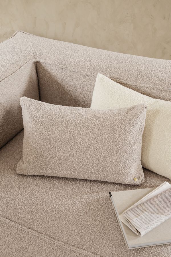 Detailaufnahme des Ferm Living Catena Sofas aus Baumwolle und Leinen mit Kissen.