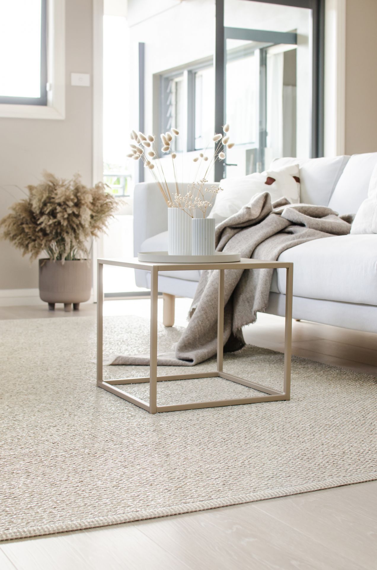 Pappelina Kunststoffteppich in Beige, Größe 85x160 cm, im modernen Wohnzimmer. Strapazierfähiger Teppich für Innenräume.