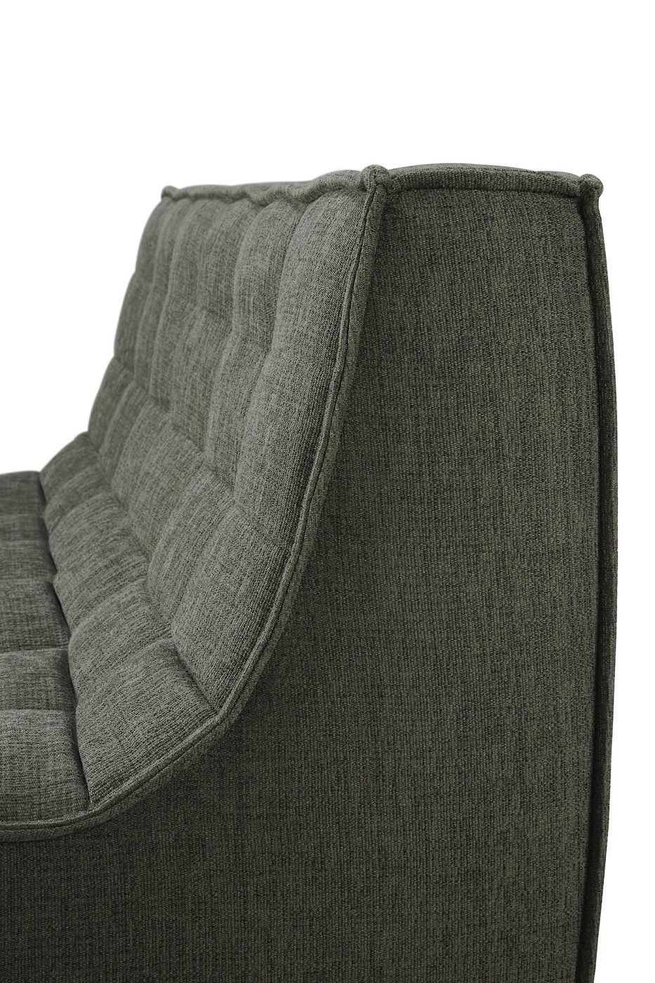 Detailaufnahme des N701 Sofas mit Moos-farbenem Stoffbezug; modernes Design mit gesteppter Rückenlehne.
