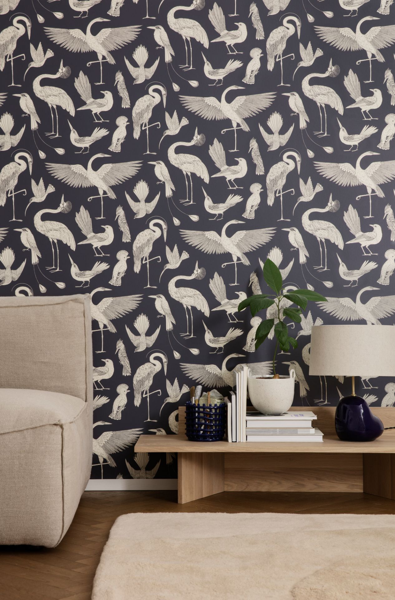 Nahaufnahme der Ferm Living Oblique Bank, kombiniert mit stilvoller Dekoration und gemusterten Tapeten.