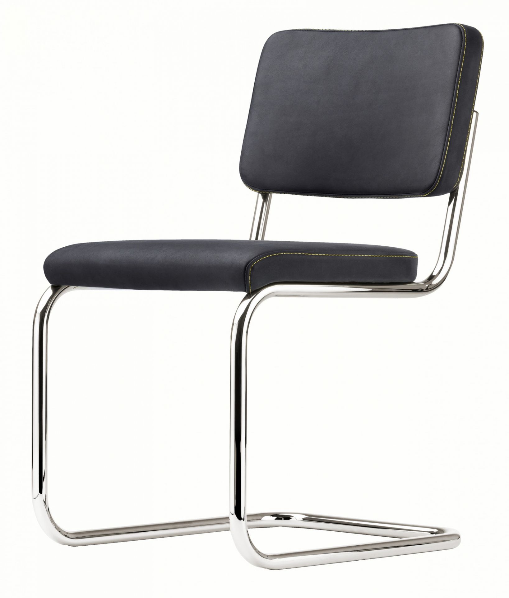S 32 Freischwinger Stuhl von Thonet mit schwarzem Leder und verchromtem Stahlrohr Gestell.