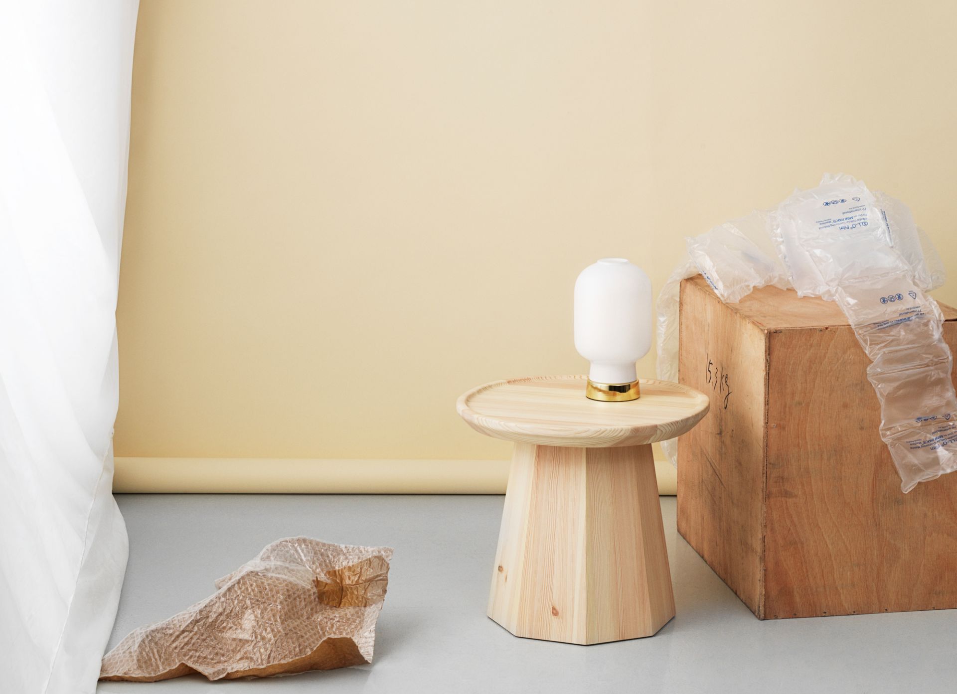 Normann Copenhagen Pine Table Beistelltisch aus hellem Kiefernholz mit Lampe und Verpackung. Kleiner Holztisch für Wohnzimmer.