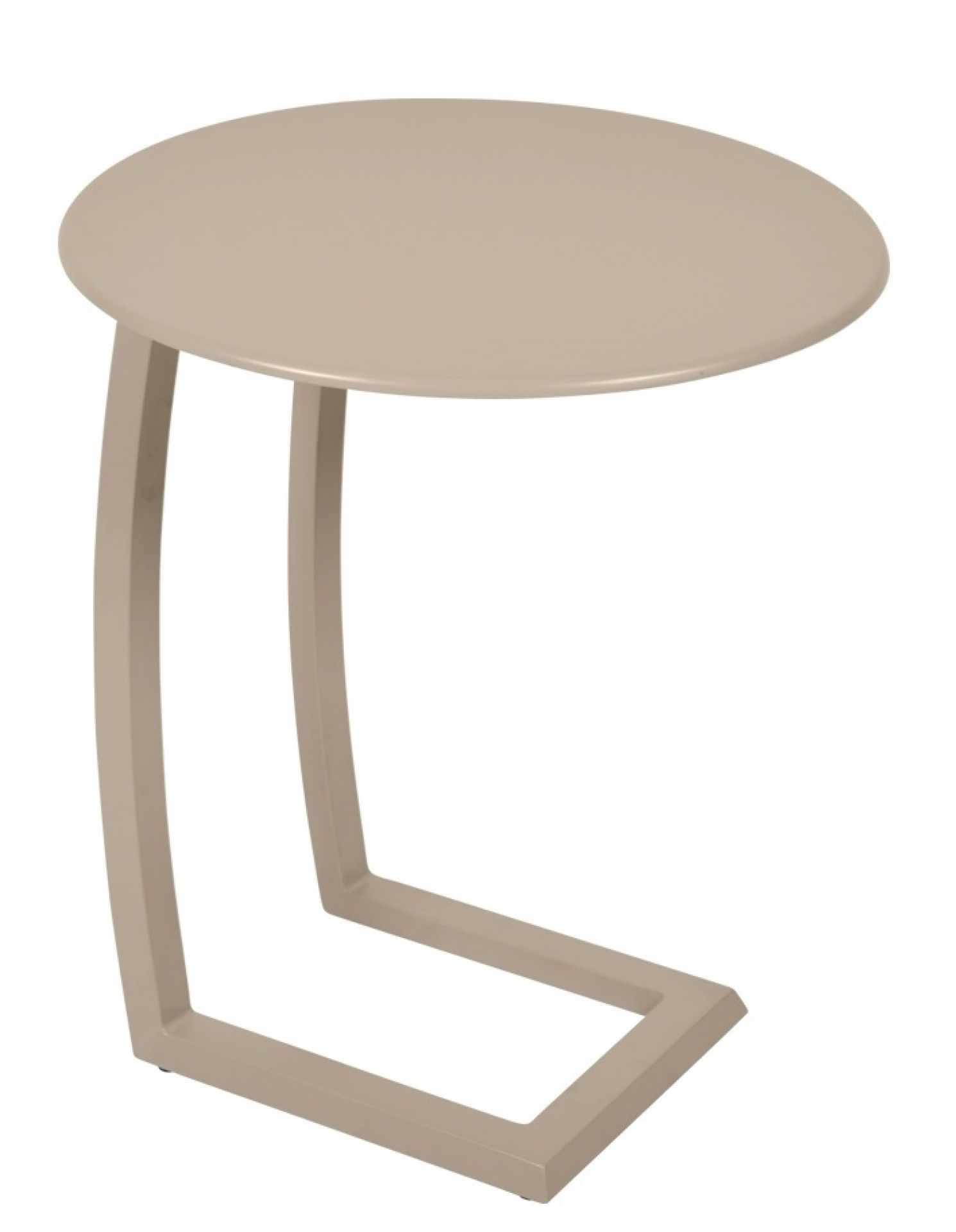 Alizé Beistelltisch von Fermob, ein niedriger Outdoor-Tisch in Taupe mit versetztem Fuß.