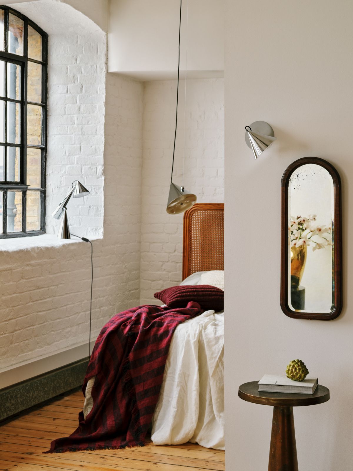 Pose Task Light LED Tischleuchte von Tom Dixon im Schlafzimmer auf Fensterbank. Moderne Beleuchtung.