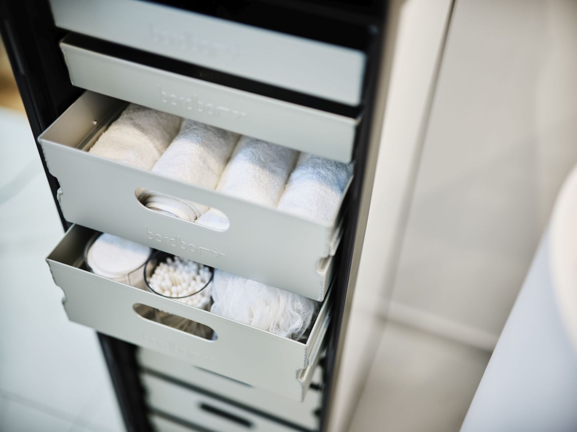 Bordbar Zubehör Set: Auszüge mit Handtüchern, Wattepads, Wattestäbchen und Badeschwamm für Badezimmeraufbewahrung.