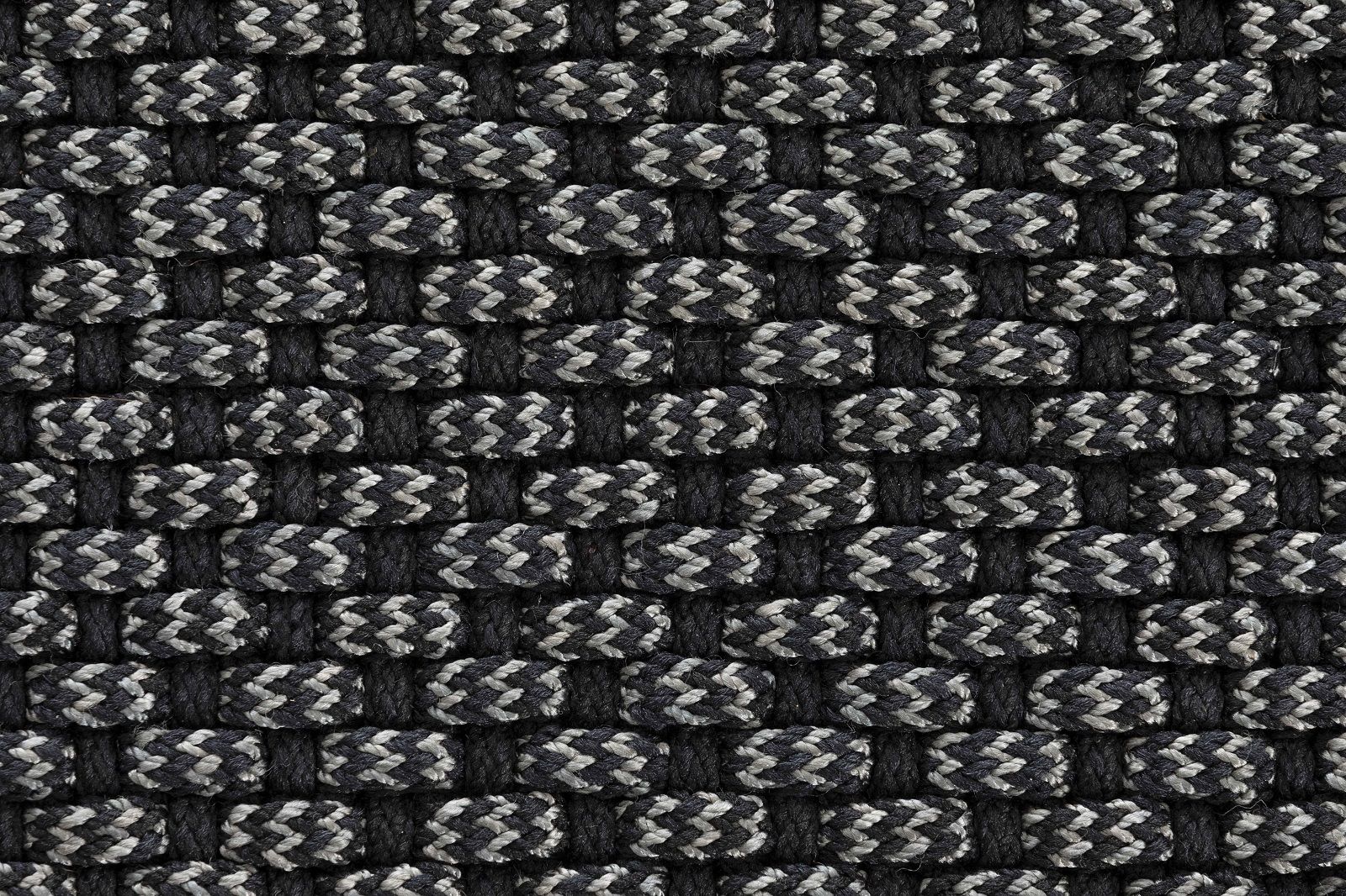 Detailaufnahme des gewebten Musters vom Saline Outdoor Teppich in Schwarz und Grau.