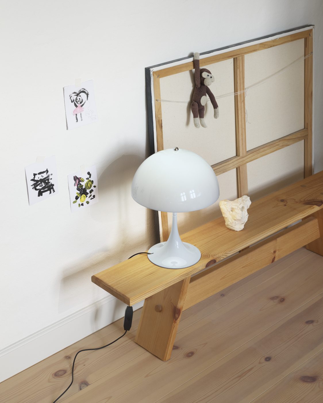 Panthella 250 Tischleuchte von Louis Poulsen, opal pale blau, auf einer Holzbank.