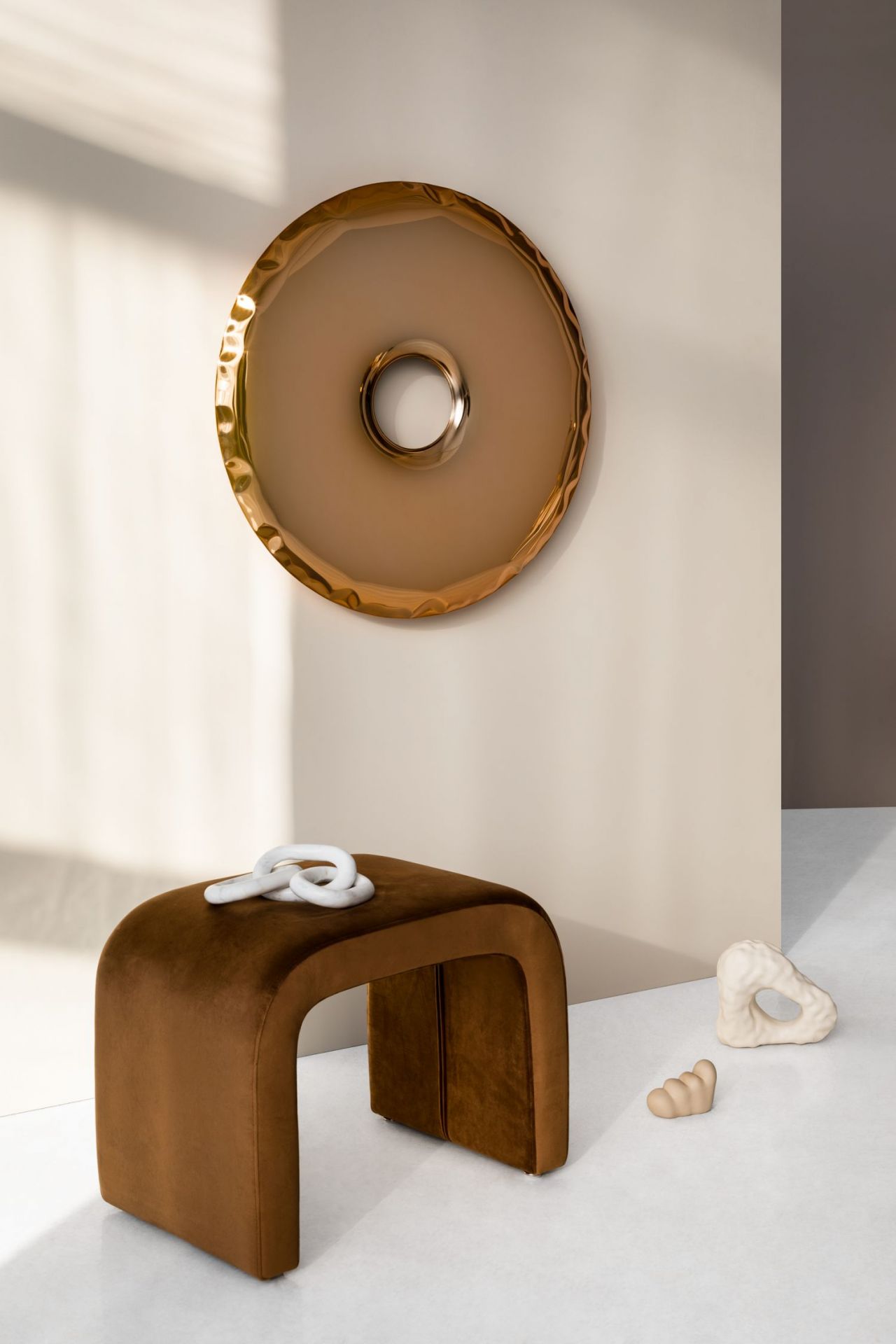 Rondo Spiegel Aurum Gold von Zieta mit goldenem Rahmen an der Wand.