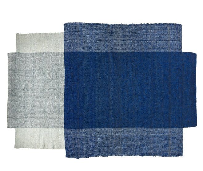 Nobsa Teppich: Großflächiger, handgewebter Teppich in Marineblau, Hellgrün und Creme für Wohnräume.