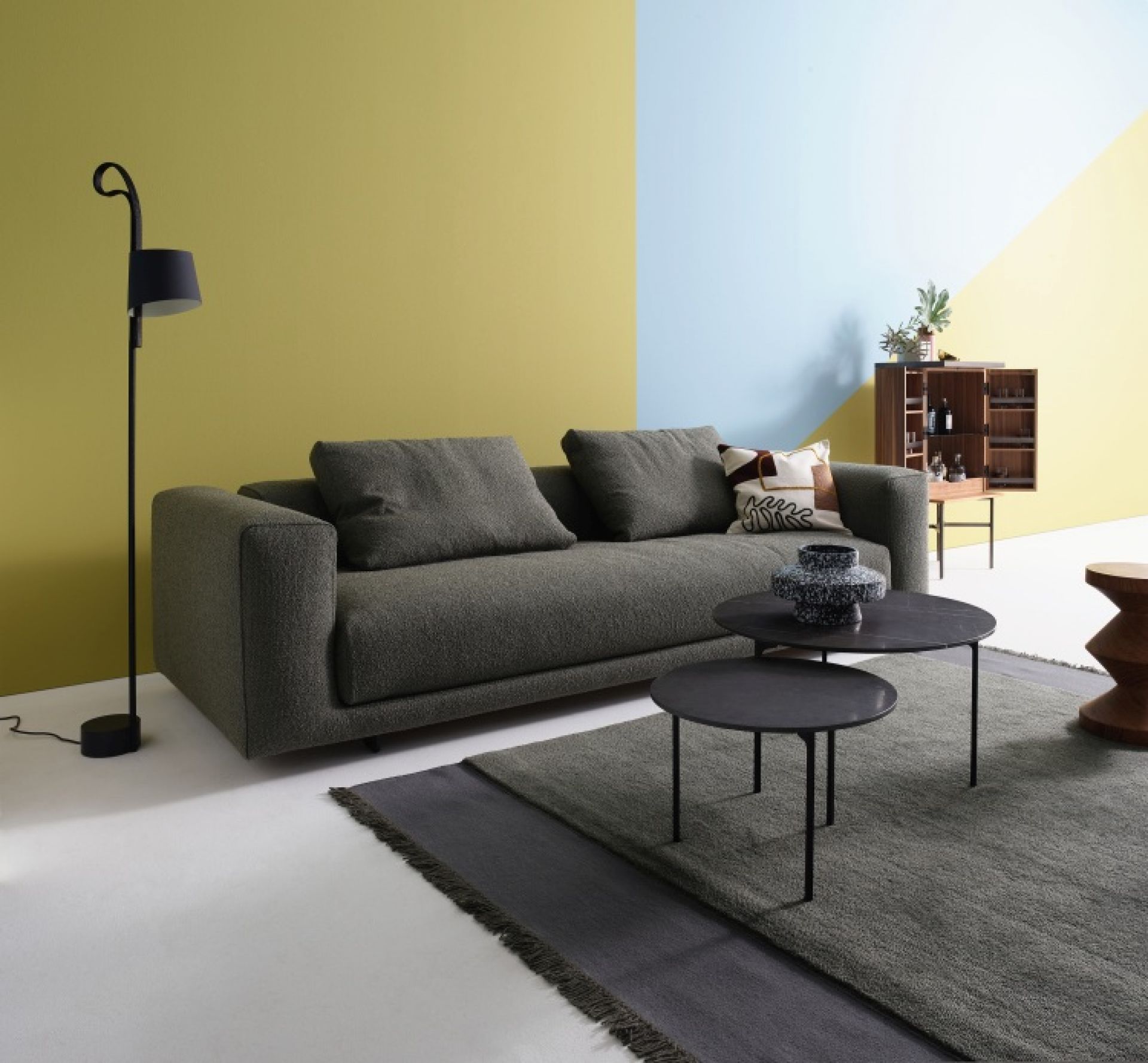 Sting Couchtisch von Cor, runder Beistelltisch aus Metall in modernem Wohnzimmer Ambiente.