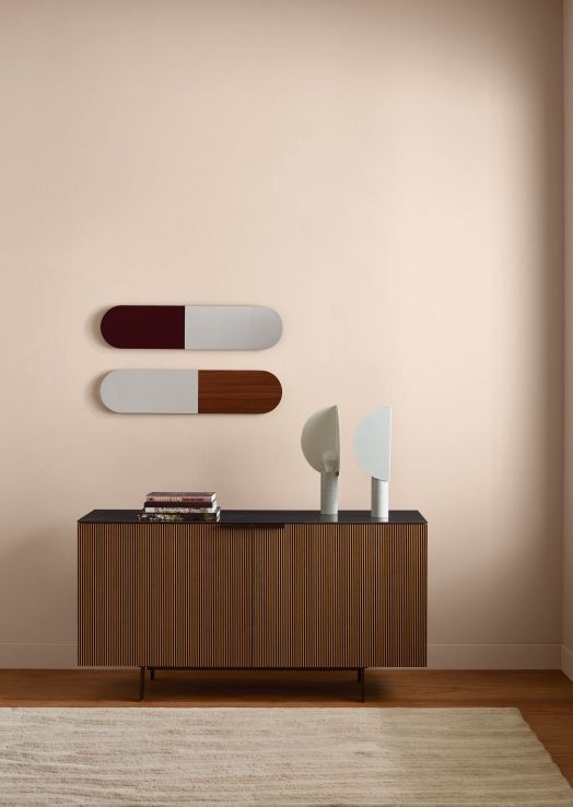 Selvans Sideboard von ligne roset: Modernes Sideboard aus Holz mit geriffelter Front.