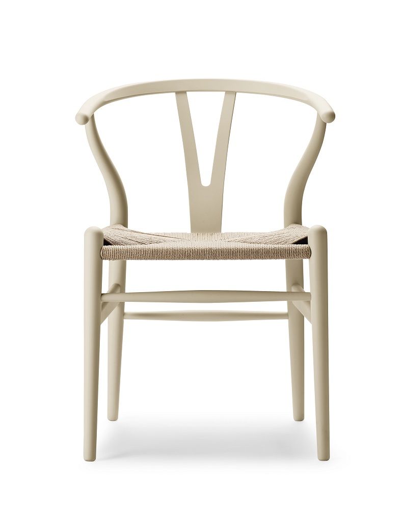CH24 Wishbone Chair in Barley Farbe von Carl Hansen & Søn mit geflochtener Sitzfläche.