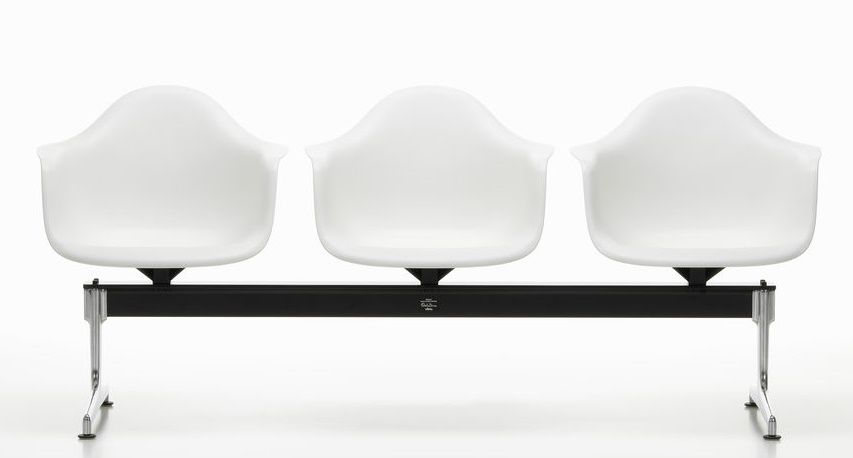 Weißer Eames Plastic Armchair auf Traverse von Vitra, Wartebereich Sitzmöbel mit drei Schalen.