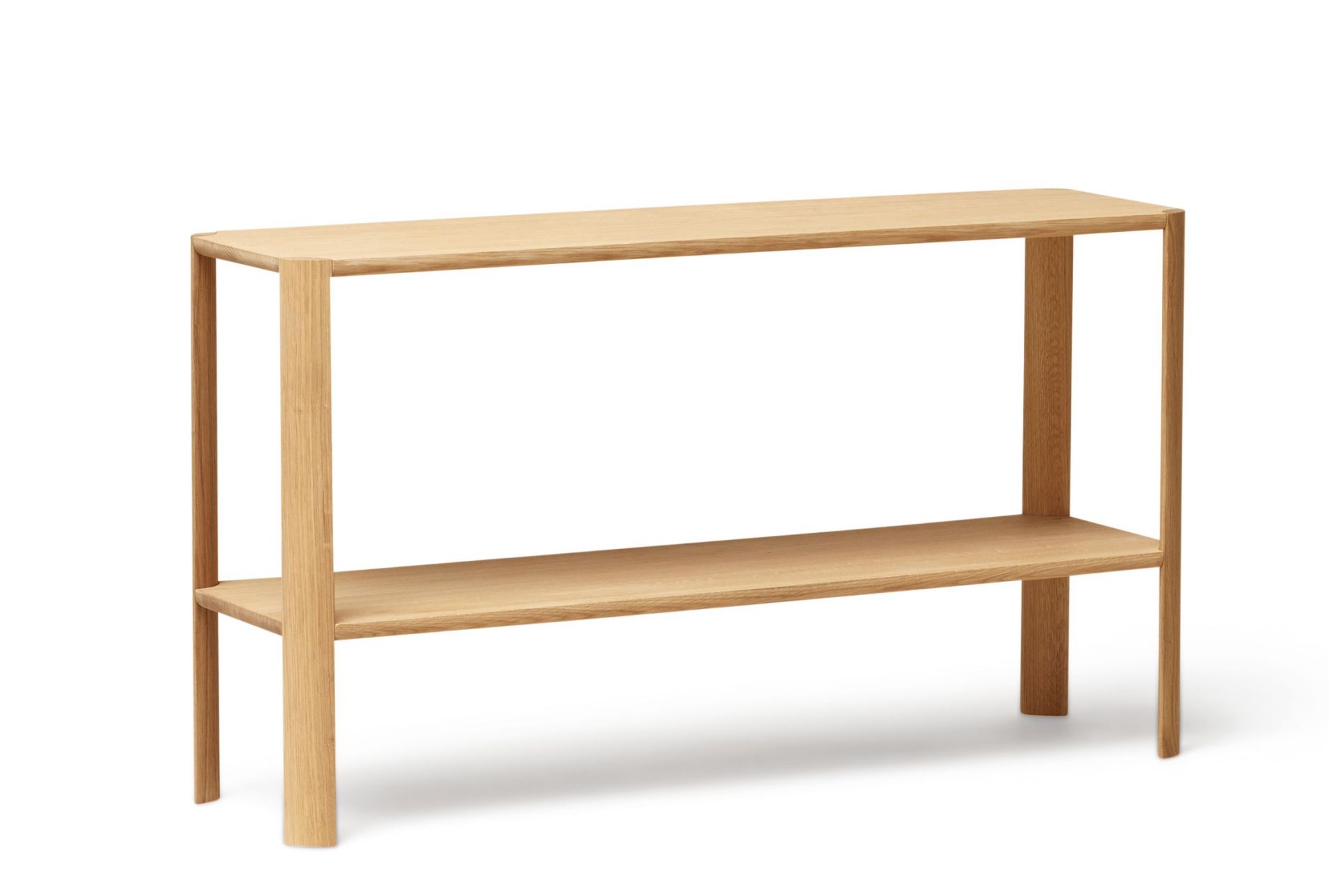 Leaf Regal, ein schmaler, weiß geölter Eichenholz-Tisch mit zwei Ablageflächen, freigestellt auf weißem Hintergrund.