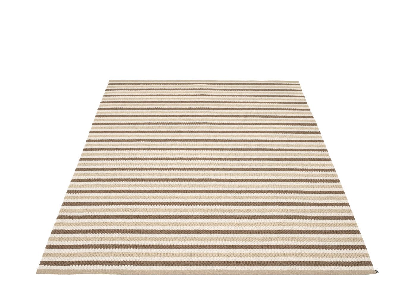 Teo Teppich 140x200cm von Pappelina mit braunen und beigen horizontalen Streifen auf weißem Hintergrund.