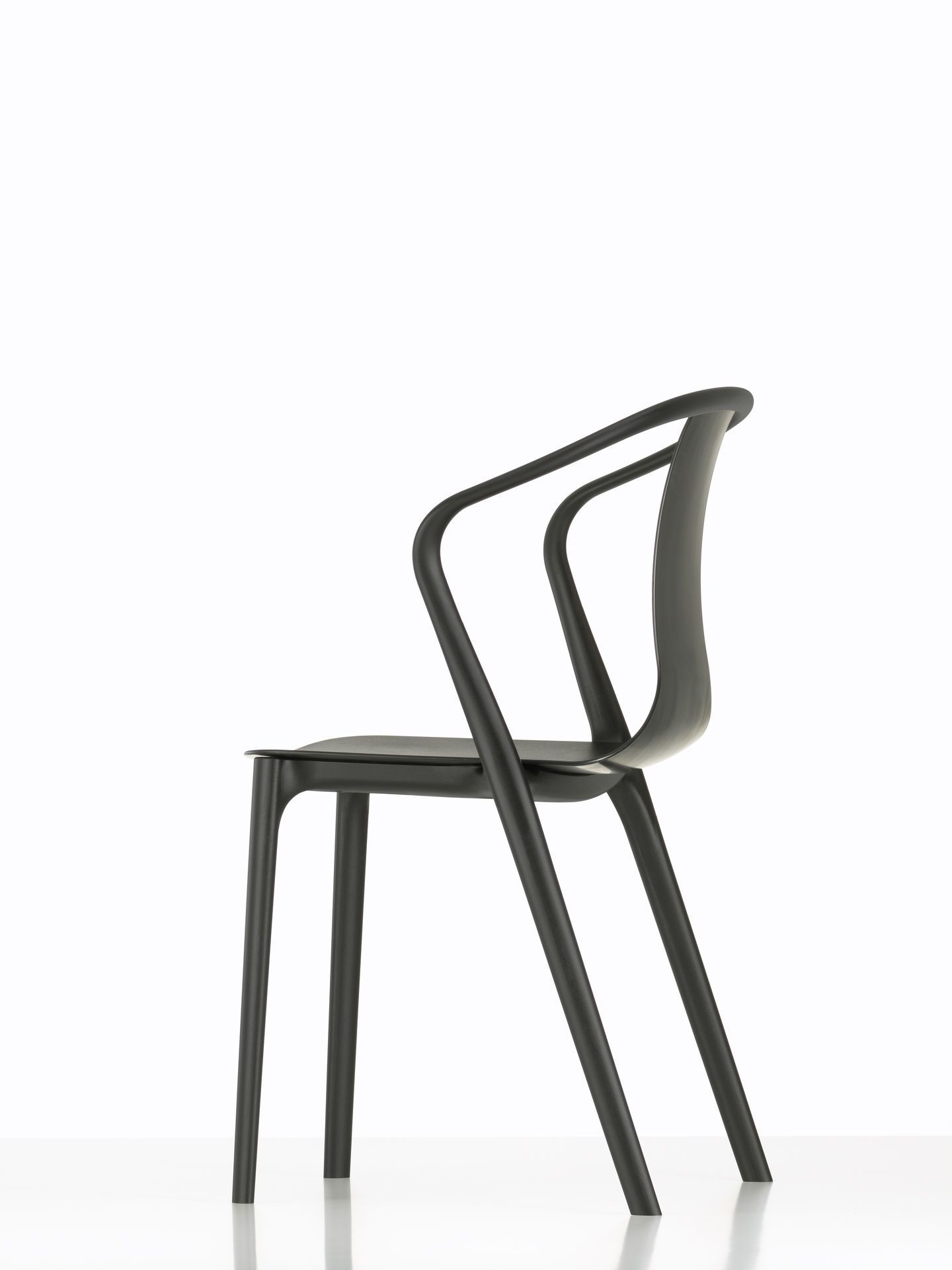 Schwarzer Belleville Armchair Plastic Stuhl von Vitra, Seitenansicht auf weißem Hintergrund. Designstuhl mit Armlehnen.