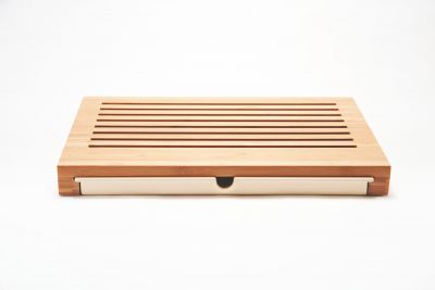 Alessi Sbriciola Brotschneidebrett aus Bambus mit Auffangschale für Krümel, Küchenhelfer für sauberes Schneiden.