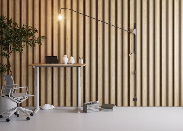 Vitra Tyde 2 Home Desk: Moderner Steh-Sitz-Schreibtisch mit Holzplatte, Bürostuhl und minimalistischer Lampe vor Holzpaneelwand.