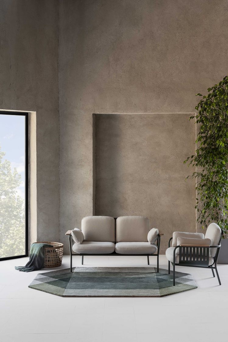 Diamond Teppich in Grün-Grau (200x260cm) von Gan im Wohnzimmer mit Sofa und Sessel.